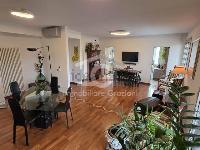 Appartamento in vendita di 185 m² in Via Achille Grandi, 1