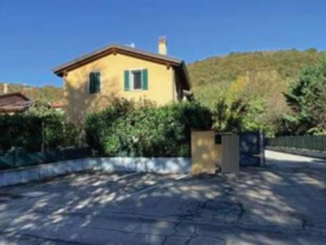 Appartamento in vendita di 185 m² in Via Gastone Rossi