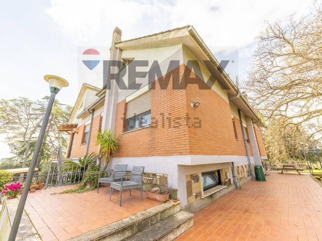 Appartamento in vendita di 185 m² in Via della Marcigliana, 747