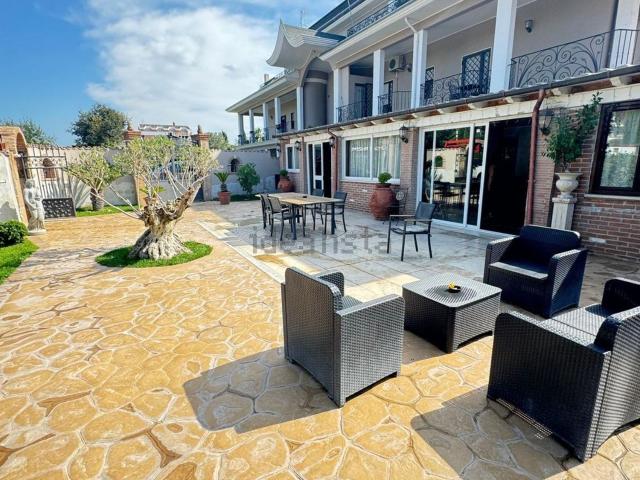 Appartamento in vendita di 185 m² in Via Lucrezia Romana, 102