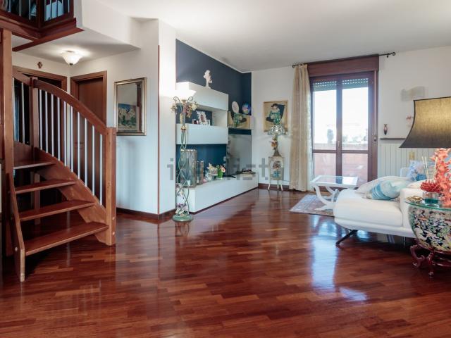 Appartamento in vendita di 185 m² in Via Pitagora, 13
