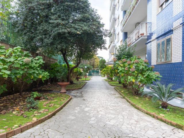 Appartamento in vendita di 185 m² in Viale degli Oleandri, 19