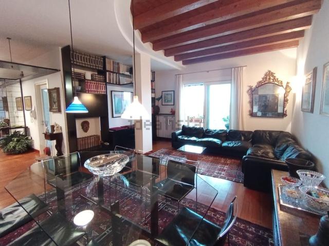 Appartamento in vendita di 186 m² in Via Tommaso da Modena