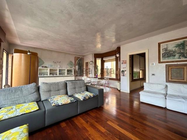 Appartamento in vendita di 187 m² in Via Trento, 39
