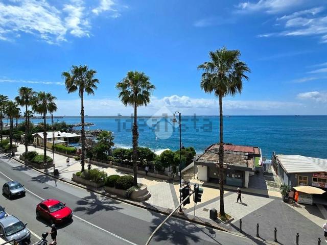 Appartamento in vendita di 188 m² in Lungomare di Pegli, 29
