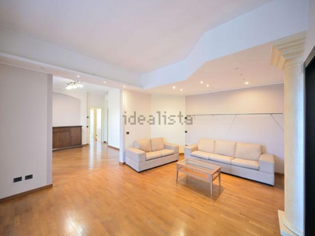 Appartamento in vendita di 189 m² in Via C. Menotti