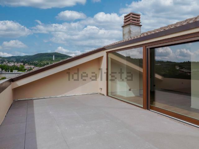 Appartamento in vendita di 190 m² in Via Agno