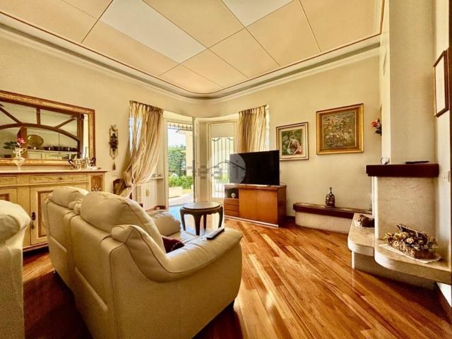 Appartamento in vendita di 190 m² in Via G. Pascoli, 52