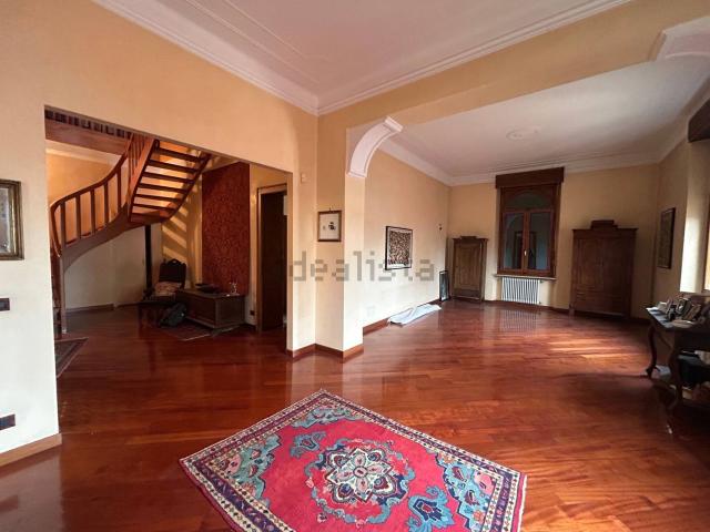 Appartamento in vendita di 190 m² in Via Dante Alighieri