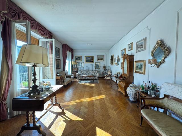 Appartamento in vendita di 190 m² in Viale Augusto Righi, 1