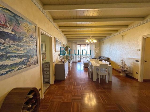Appartamento in vendita di 192 m² in Via della Liberazione