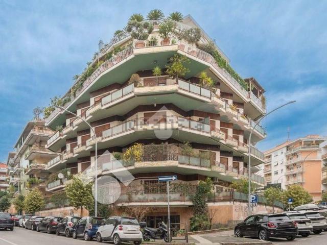 Appartamento in vendita di 192 m² in Via Ugo de Carolis, 48
