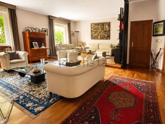 Appartamento in vendita di 193 m² in Via Costabella