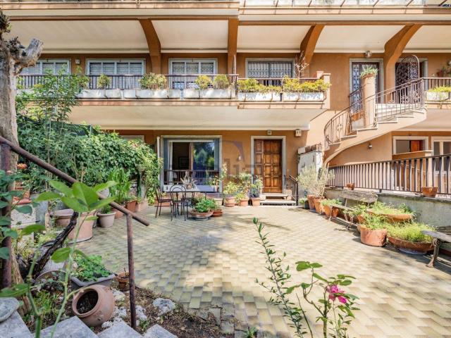 Appartamento in vendita di 193 m² in Via Erode Attico, 14
