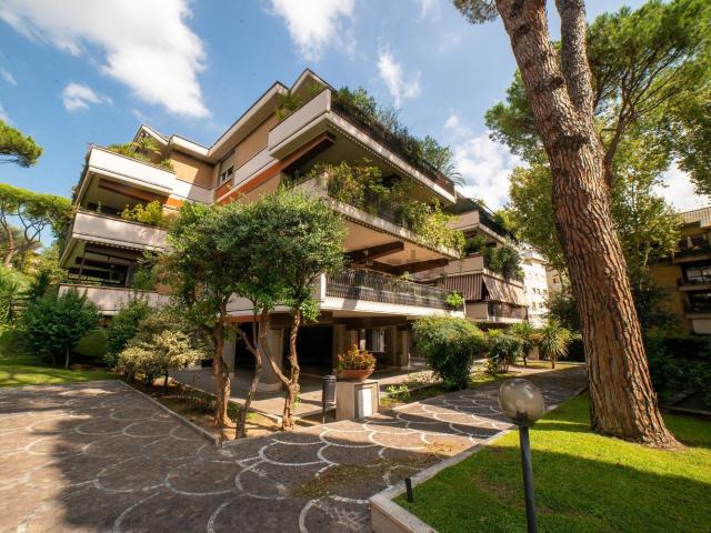 Appartamento in vendita di 195 m² in Via Cassia, 639