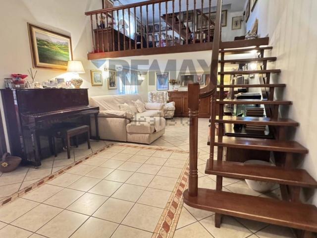 Appartamento in vendita di 195 m² in Via Giacomo Leopardi, 5