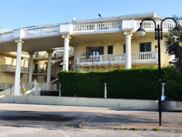 Appartamento in vendita di 195 m² in Via delle Industrie