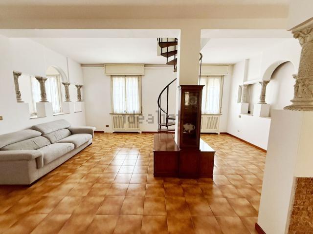 Appartamento in vendita di 195 m² in Via XXV Aprile