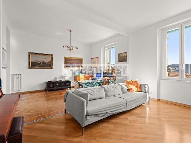 Appartamento in vendita di 195 m² in Viale Campania, 7