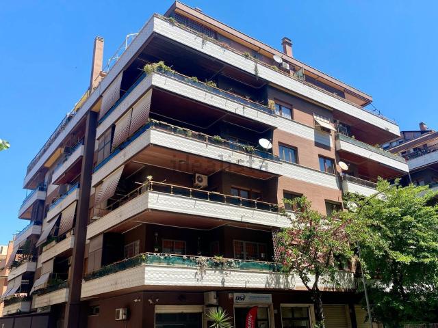Appartamento in vendita di 196 m² in Via Corrado del Greco, 90
