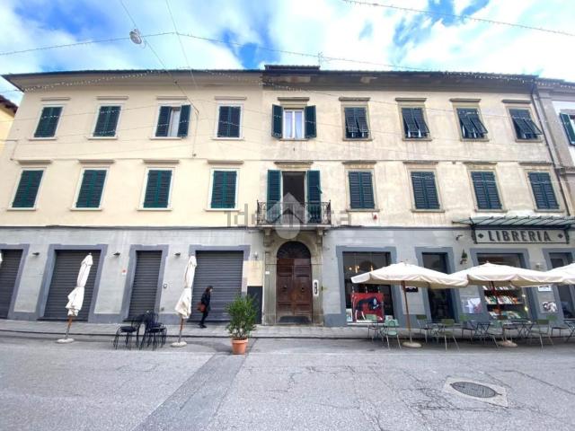 Appartamento in vendita di 196 m² in Via Curtatone e Montanara, 24