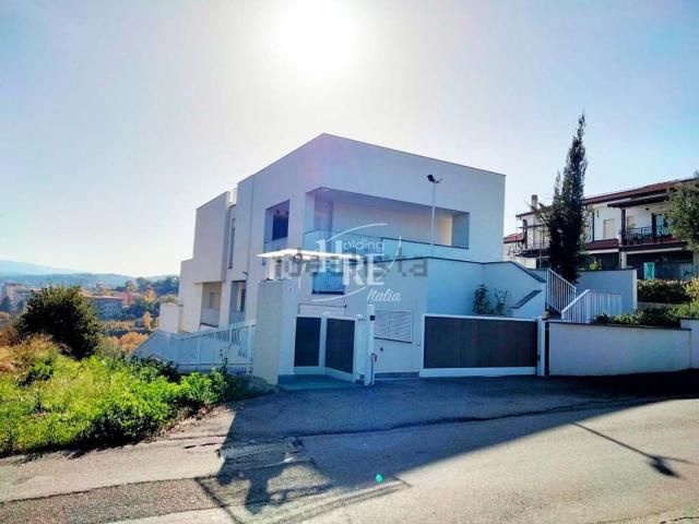 Appartamento in vendita di 196 m² in Via Francesco Feraco