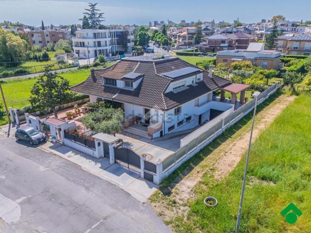 Appartamento in vendita di 196 m² in Via Lombardia, 2