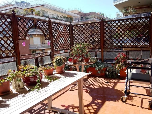 Appartamento in vendita di 196 m² in Via Ugo de Carolis, 86