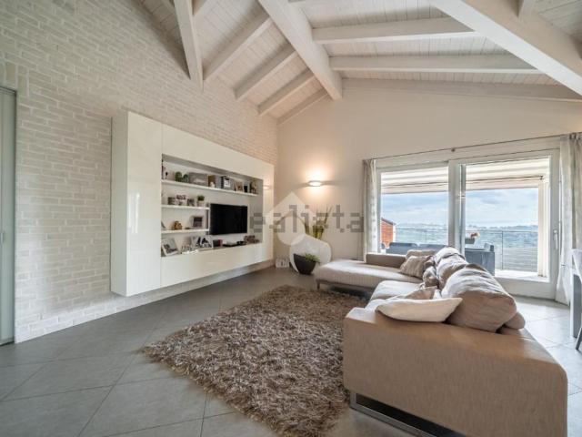Appartamento in vendita di 197 m² in Via Fogliano, 171