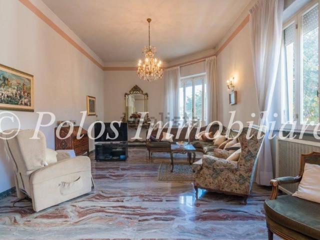 Appartamento in vendita di 198 m² in Via Gaetano Properzi, 108
