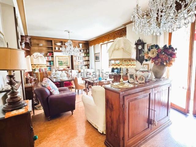 Appartamento in vendita di 198 m² in Via IV Novembre, 33