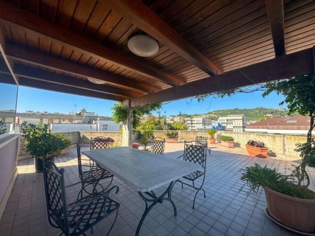 Appartamento in vendita di 198 m² in Lungomare Alcide de Gasperi, 13