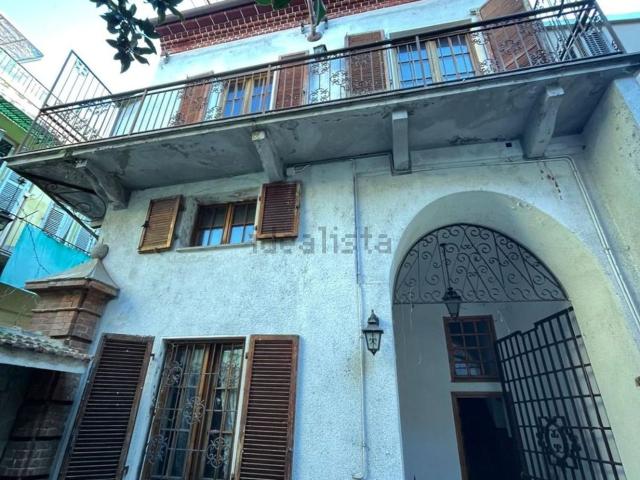 Appartamento in vendita di 200 m² in Via Andrea Vochieri, 95