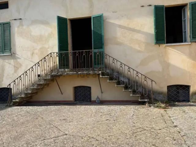 Appartamento in vendita di 200 m² in Via Gonzarelli