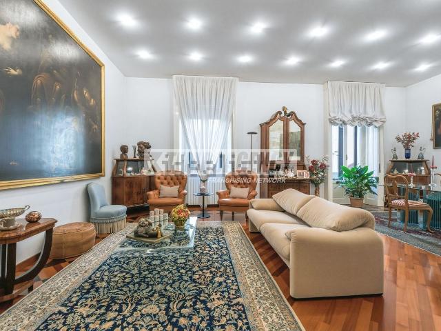 Appartamento in vendita di 200 m² in Via Giuseppe Piolti de&apos  Bianchi, 15