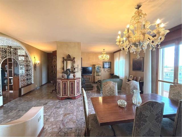 Appartamento in vendita di 200 m² in Via Giovanni XXIIIº, 37