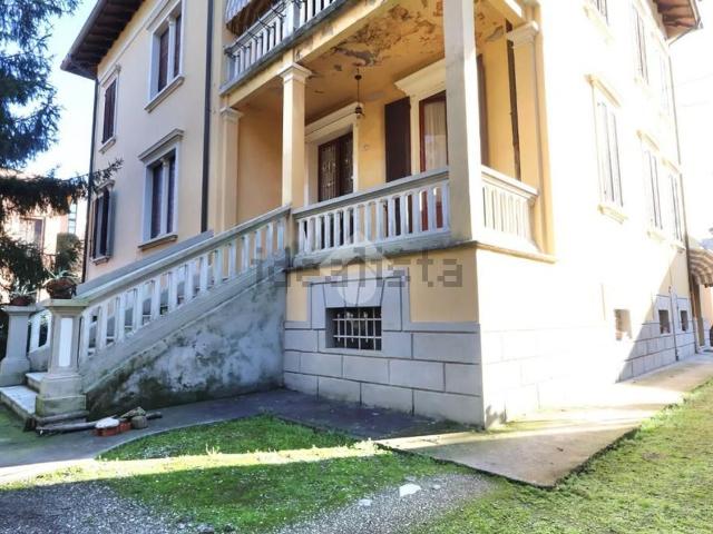 Appartamento in vendita di 200 m² in Via Guido Riccio Fogliani