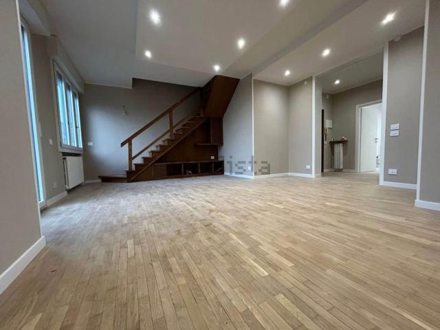Appartamento in vendita di 200 m² in Via Daria Malaguzzi
