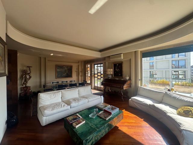 Appartamento in vendita di 200 m² in Via Solferino