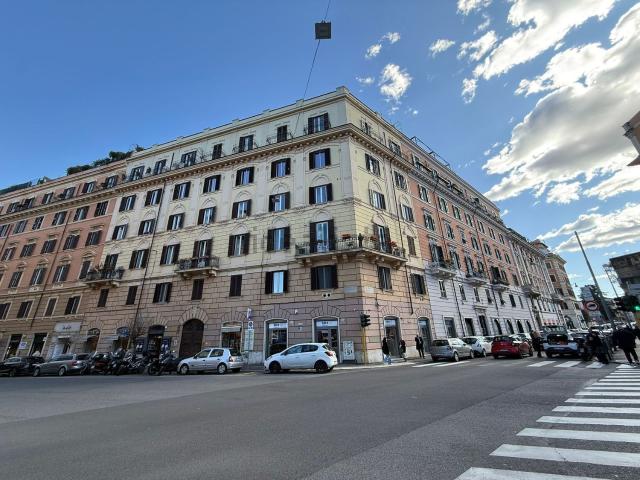 Appartamento in vendita di 200 m² in Via Salaria, 126