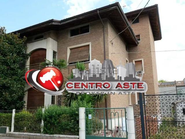Appartamento in vendita di 200 m² in Via Pierpaoli