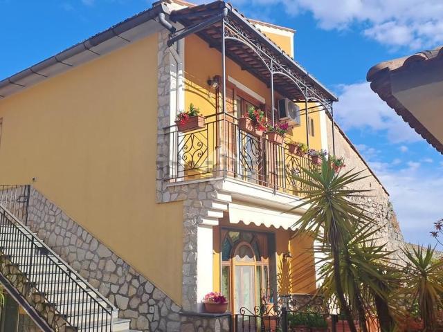 Appartamento in vendita di 200 m² in Via Pineta la Serra, 10