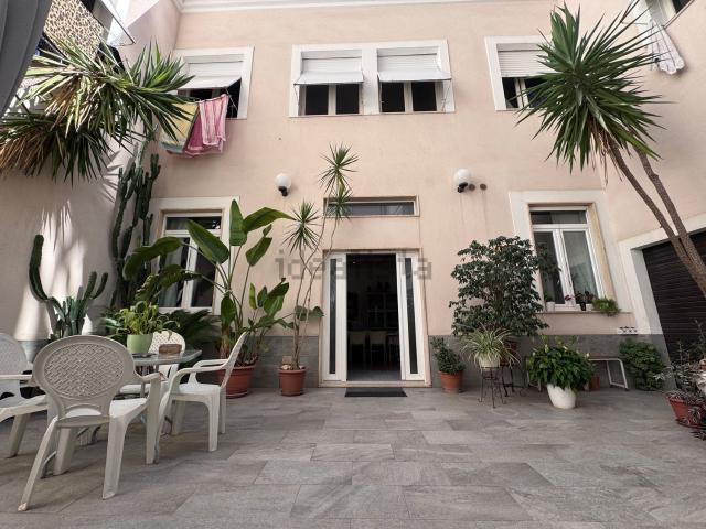 Appartamento in vendita di 200 m² in Via Regina Elena, 9
