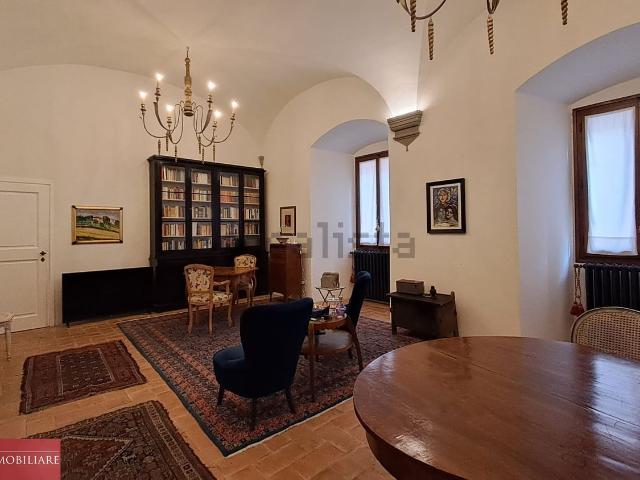 Appartamento in vendita di 200 m² in Via Rinaldesca