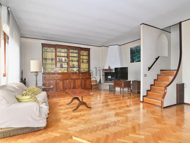 Appartamento in vendita di 200 m² in Via Teocrito, 36