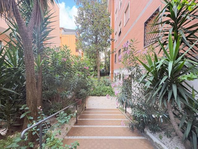 Appartamento in vendita di 200 m² in Via Tito Omboni