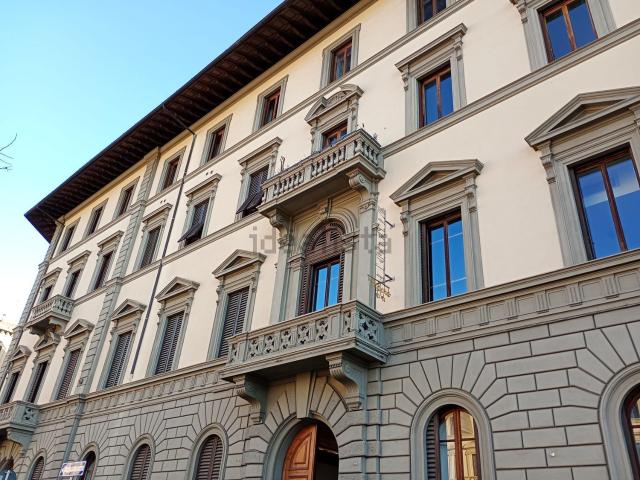 Appartamento in vendita di 200 m² in Viale Spartaco Lavagnini