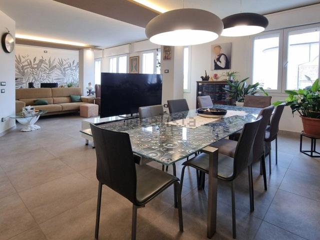 Appartamento in vendita di 200 m² in Piazzale Perotolo, 30