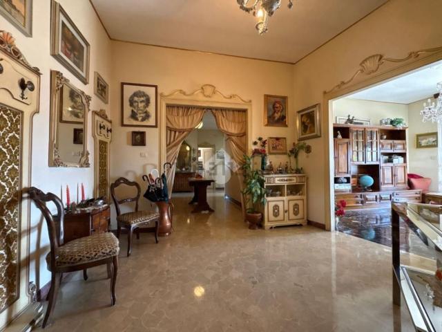 Appartamento in vendita di 200 m² in Strada Statale 1, 1