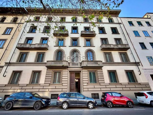 Appartamento in vendita di 202 m² in Viale Giovanni Milton, 35